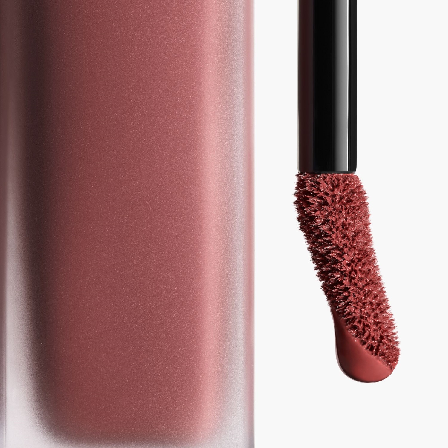 LA BARRA DE LABIOS LÍQUIDA MATE INTENSA DE LARGA DURACIÓN